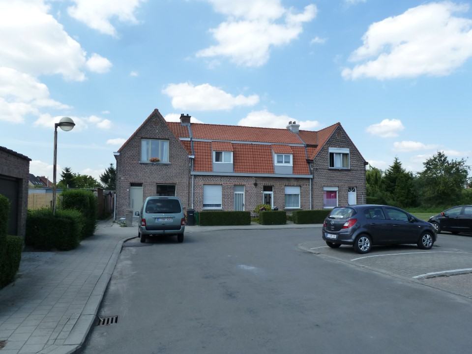 Een pleintje met rijwoningen in rode baksteen in het Ganzenkoor in Duffel